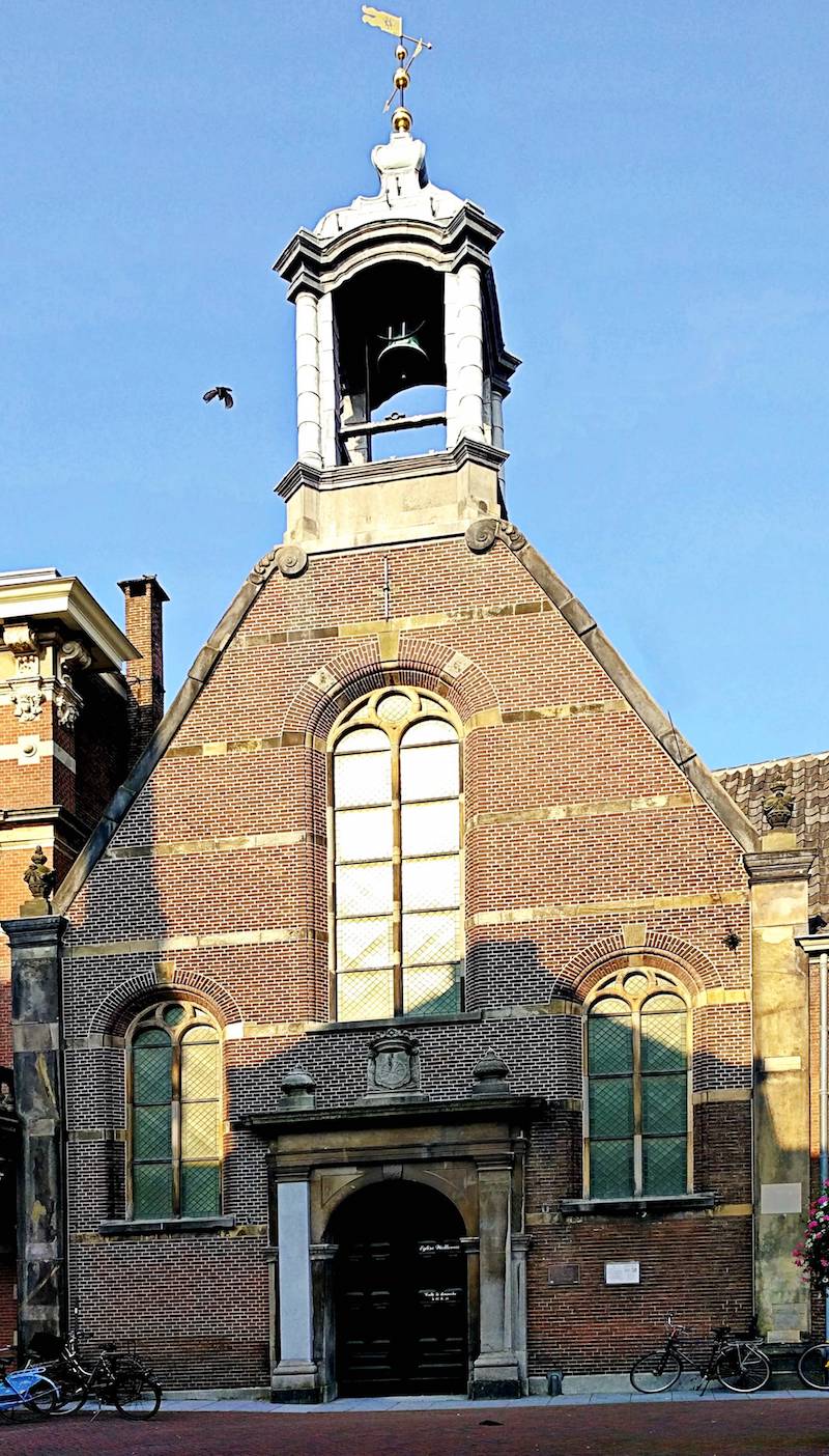 voorgevel van de waalse Kerk Leiden